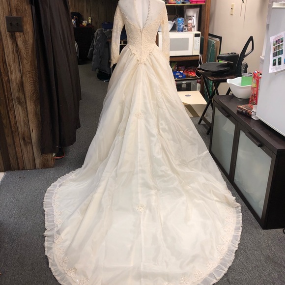 Ivory colored wedding dress - Picture 7 of 8